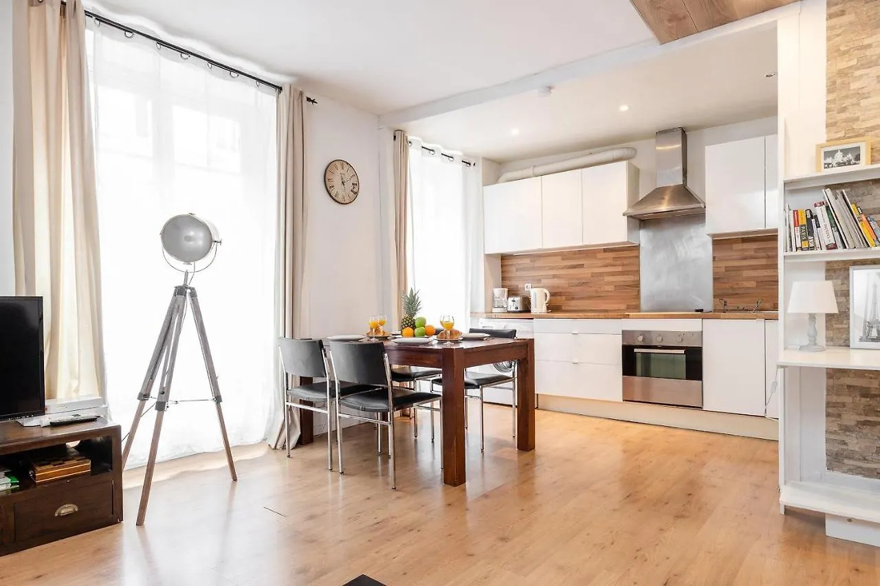 Eiffel Tower & Rue Cler - City Apartment Paris