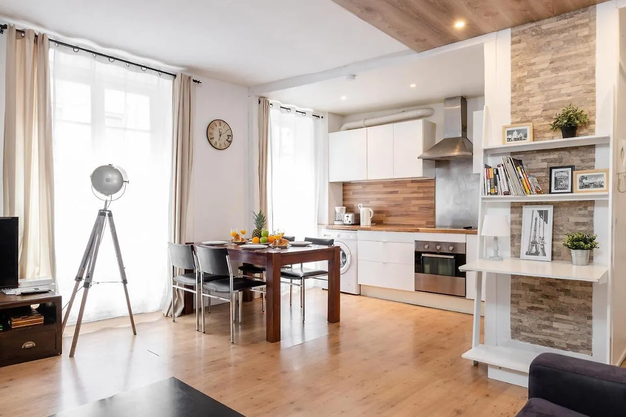 Eiffel Tower & Rue Cler - City Apartment Paris
